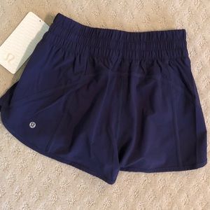 Lululemon women’s tracker short v 4”
